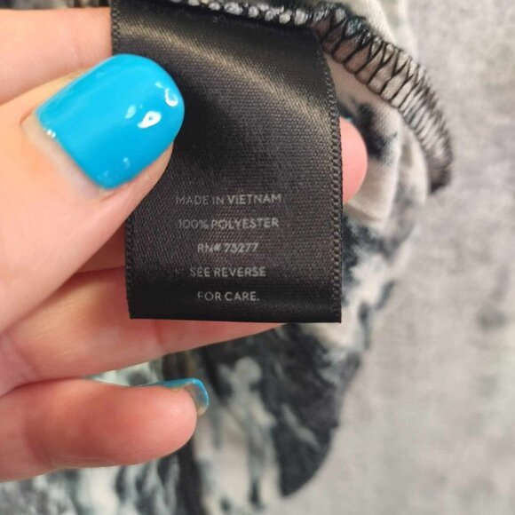 Simply Vera Abstract Print Top S Art to Wear High Low Gray Black Tee Graphic Top - Picture 9 of 10